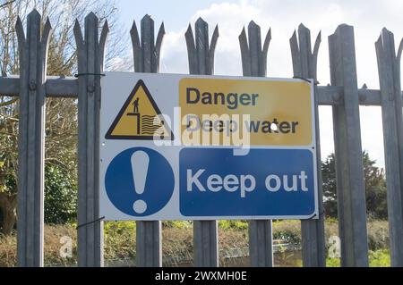 Datchet, Berkshire, Großbritannien. April 2024. Die Thames Water Raw Water Intake in Datchet, Berkshire. Die Zukunft für Thames Water ist unbekannt, da die Aktionäre sich weigerten, dem Unternehmen weitere Gelder zu geben. Es ist möglich, dass das Unternehmen in eine Sonderverwaltung übergeht oder renationalisiert wird. Quelle: Maureen McLean/Alamy Live News Stockfoto