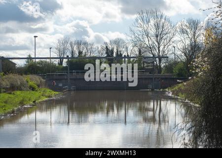 Datchet, Berkshire, Großbritannien. April 2024. Die Thames Water Raw Water Intake in Datchet, Berkshire. Die Zukunft für Thames Water ist unbekannt, da die Aktionäre sich weigerten, dem Unternehmen weitere Gelder zu geben. Es ist möglich, dass das Unternehmen in eine Sonderverwaltung übergeht oder renationalisiert wird. Quelle: Maureen McLean/Alamy Live News Stockfoto