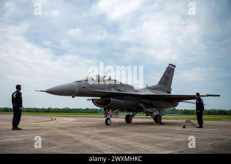 Senior Airman Grayson Reams, F-16 Viper Demonstration Team (VDT), Umwelt- und Elektrospezialist, links, Kapitän Taylor „FEMA“ Stockfoto