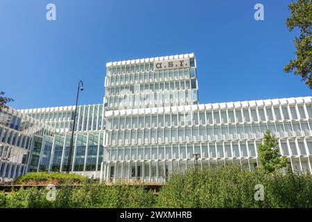 ASR Niederlande Hauptsitz, modernes Bürogebäude mit Glas und weißer Fassade mit einem Logo unter klarem blauem Himmel, umgeben von grünen Bäumen Stockfoto