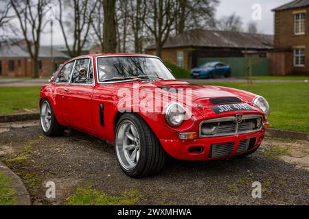 1967 MGB GT, ausgestellt auf der Motorsport-Versammlung im Bicester Heritage Centre am 31. März 2024. Stockfoto