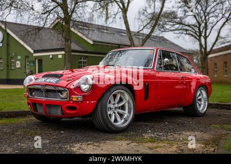 1967 MGB GT, ausgestellt auf der Motorsport-Versammlung im Bicester Heritage Centre am 31. März 2024. Stockfoto