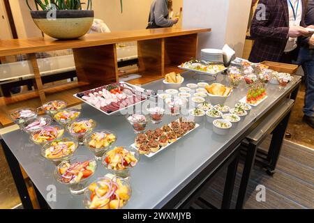 Buffettisch mit kalten Vorspeisen und Salaten. Buffetessen, Catering-Party im Restaurant, Mini Canapes, Snacks und Vorspeisen Stockfoto