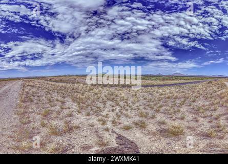 Panoramablick über die namibische Kalahari mit blauem Himmel und hellen Wolken im Sommer Stockfoto