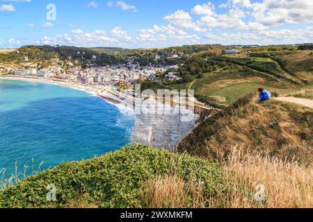 ETRETAT, FRANKREICH - 1. SEPTEMBER 2019: Von der Klippe d'Aval aus hat man einen Blick auf das Resort Norman Town und den städtischen Strand. Stockfoto