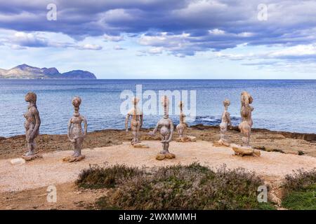 Die Skulpturen von Joan Bennassar am Strand in Can Picafort, Mallorca, Spanien. Stockfoto