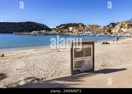 Schild Platja de Soller am Strand von Port de Soller auf Mallorca, Spanien Stockfoto