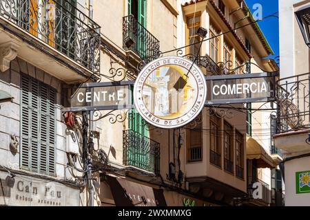 Schild Centre Comercial oberhalb von Carrer de Sa Lluna, einer beliebten Einkaufsstraße in Soller, Mallorca, Spanien Stockfoto