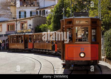 Historische Straßenbahn der Soller Tramway Linie auf Gleisen in einer Straße in Soller, Mallorca, Spanien. Stockfoto