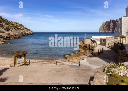 Bucht von Cala Sant Vicenc auf Mallorca, Balearen, Spanien. Ein leerer Strand im Frühling. Stockfoto