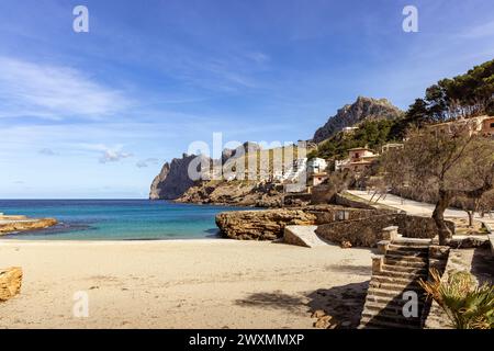 Bucht von Cala Sant Vicenc auf Mallorca, Balearen, Spanien. Ein leerer Strand im Frühling. Stockfoto