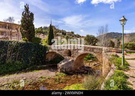 Alte römische Doppelbogensteinbrücke in Pollenca, Mallorca, Spanien Stockfoto