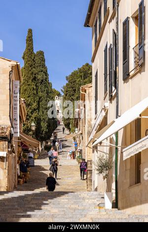 Über die 365 Stufen des Kalvarienwegs erreichen Sie die Calvaria-Kirche in Pollenca, Mallorca, Balearen, Spanien Stockfoto