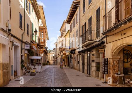 Carrer Hauptstraße in den attraktiven Kleinstädten Polleca auf Mallorca, Spanien Stockfoto