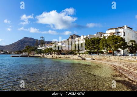 Die wunderschöne Bucht von Puerto Pollenca, Mallorca, Spanien mit dem Pine Walk entlang der Promenade. Puerto De Pollensa Stockfoto
