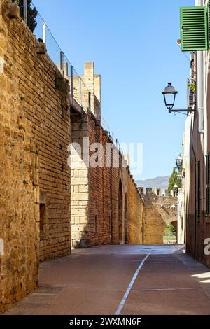 Die mittelalterlichen Mauern aus dem 14. Jahrhundert der Altstadt von Alcudia, Mallorca, Spanien, Balearen Stockfoto