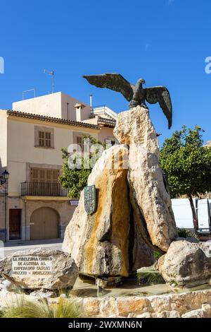 Adlerskulptur auf der Plaza de Carlos V in der Altstadt von Alcudia, Mallorca, Spanien Stockfoto