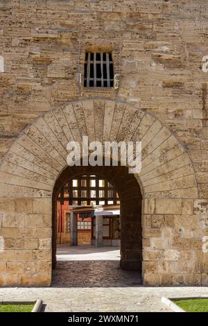 Das steinerne Tor Porta del Moll aus dem 14. Jahrhundert in der Altstadt von Alcudia, Mallorca, Spanien, Balearen Stockfoto