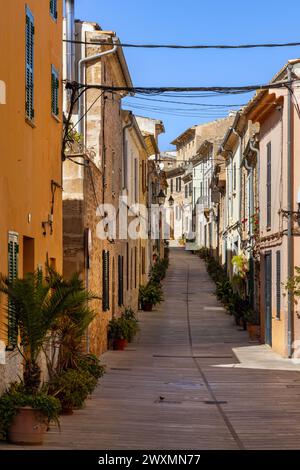 Carrer de la Roca, eine mit Pflanztöpfen gesäumte enge Straße, in der Altstadt von Alcudia, Mallorca, Spanien, den Balearen Stockfoto