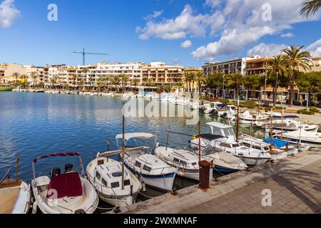 Promenade und Hafen in Port d'Alcúdia, Mallorca, Spanien Stockfoto