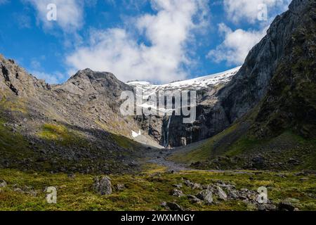 Schneeschmelzwasserfälle vor Mount Talbot, Fiordland National Park, Southland, Südinsel, Neuseeland Stockfoto