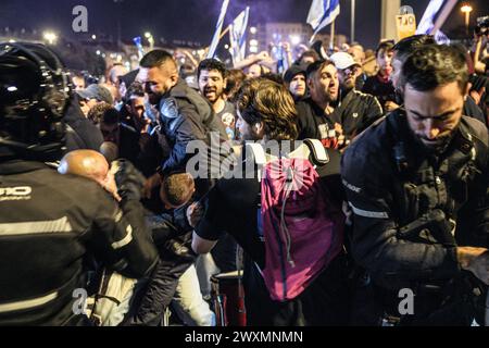 Israel. 31. März 2024. Über 80.000 Israelis versammelten sich um die Knesset, um gegen Premierminister Benjamin Netanjahu zu protestieren und einen sofortigen Geiselvertrag und allgemeine Wahlen zu fordern. Während einer Straßensperre der Autobahn Begin kam es zu Auseinandersetzungen mit der israelischen Polizei durch Demonstranten, die Lagerfeuer und Fackeln anrichteten, die von der Polizei mit Stinkwasserkanonen zerstreut wurden. Jerusalem, Israel. 31. März 2024. (Matan Golan/SIPA USA). Quelle: SIPA USA/Alamy Live News Stockfoto