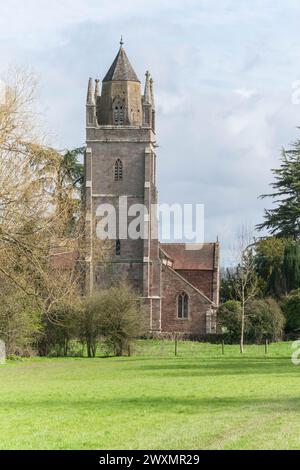 Kirche St. Michael und alle Engel der Turm stammt aus dem späten 13. Jahrhundert bis zum frühen 14. Jahrhundert. Bodenham Herefordshire Vereinigtes Königreich. März 2024 Stockfoto