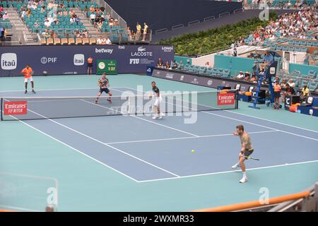 Miami Gardens, USA. 30. März 2024. MIAMI GARDENS, FLORIDA - MÄRZ 30: Danielle Collins (USA) gegen Elena Rybakina (Kasachstan) während des Miami Open Day 2024 15 Women Championship Finals von Itaú im Hard Rock Stadium am 30. März 2024 in Miami Gardens, Florida. (Foto: JL/SIPA USA) Credit: SIPA USA/Alamy Live News Stockfoto