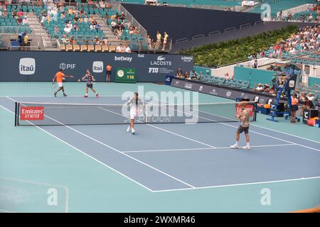 Miami Gardens, USA. 30. März 2024. MIAMI GARDENS, FLORIDA - MÄRZ 30: Danielle Collins (USA) gegen Elena Rybakina (Kasachstan) während des Miami Open Day 2024 15 Women Championship Finals von Itaú im Hard Rock Stadium am 30. März 2024 in Miami Gardens, Florida. (Foto: JL/SIPA USA) Credit: SIPA USA/Alamy Live News Stockfoto