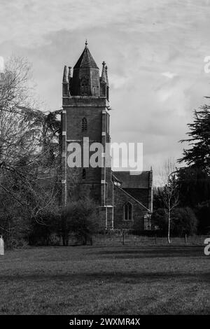 Kirche St. Michael und alle Engel der Turm stammt aus dem späten 13. Jahrhundert bis zum frühen 14. Jahrhundert. Bodenham Herefordshire Vereinigtes Königreich. März 2024 Stockfoto