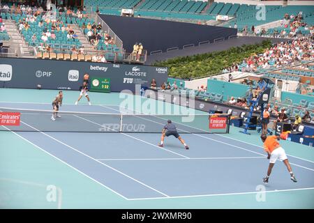 MIAMI GARDENS, FLORIDA - MÄRZ 30: Rohan Bopanna (Indien) und Matthew Ebden (Australien) gegen Ivan Dodig (Kroatien) und Austin Krajicek (USA) während des Miami Open Day 2024 15 Women Championship Finals von Itaú im Hard Rock Stadium am 30. März 2024 in Miami Gardens, Florida. (Foto: JL/SIPA USA) Stockfoto