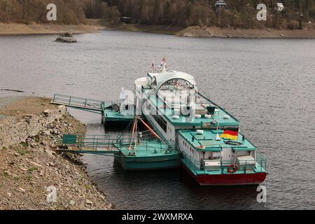 Saalburg, Deutschland. April 2024. Ein Passagierboot, das am Ostermontag am Ufer des Bleiloch-Damms vor Anker lag. Über die Osterferien waren viele Besucher in der Urlaubsregion. Quelle: Bodo Schackow/dpa/Alamy Live News Stockfoto