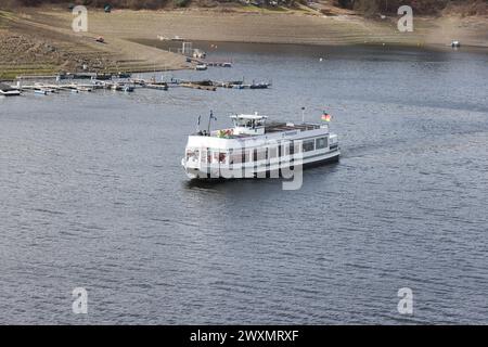 Saalburg, Deutschland. April 2024. Ein Passagierboot fährt am Ostermontag Tagesausflüge über den Bleilocher Stausee am Bleilocher Staudamm. Über die Osterferien waren viele Besucher in der Urlaubsregion. Quelle: Bodo Schackow/dpa/Alamy Live News Stockfoto