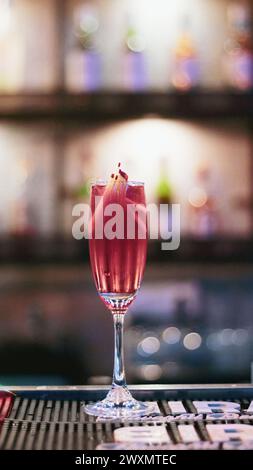 Apfelcocktail ein alkoholisches Getränk auf einem verschwommenen Hinterland, Pune, Maharashtra, Indien Stockfoto