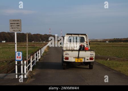 Ein Daihatsu Hijet Truck auf einer Straße zwischen Feldern im ländlichen Kanagawa, Japan. Stockfoto