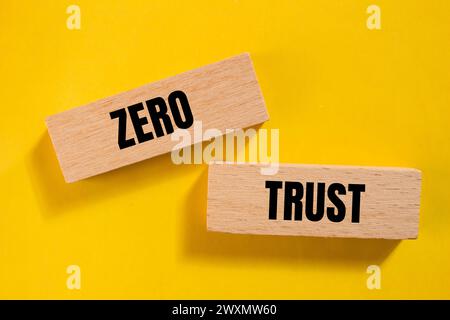 Null-Vertrauen-Wörter auf Holzblöcken mit gelbem Hintergrund. Konzeptsymbol. Kopierbereich. Stockfoto