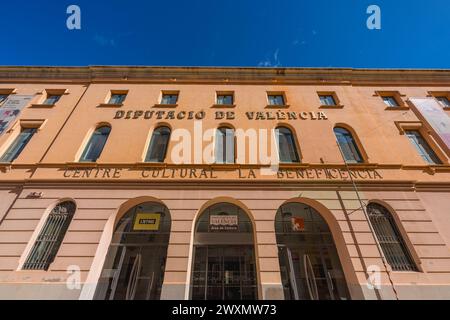 Valencia, Spanien. April 2024. Blick auf das Kulturzentrum La Beneficencia, Heimat von L'Etno und das Museum der Urgeschichte der Stadt Stockfoto