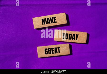 Machen Sie heute großartige Worte auf Holzblöcken mit violettem Hintergrund. Konzeptsymbol. Kopierbereich. Stockfoto