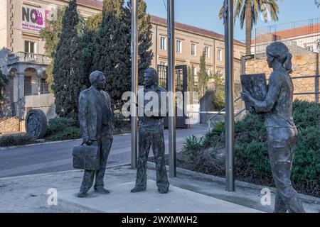 Studentenskulptur auf der San Diego Straße mit dem Campus Talentum im Hintergrund in der Stadt Cartagena, Region Murcia, Spanien, Europa. Stockfoto