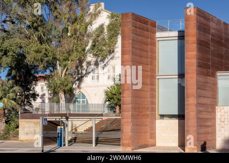 Außenansicht des Gebäudes mit der archäologischen Stätte aus dem 3. Jahrhundert v. Chr. C, Punische Mauer-Interpretationszentrum in der Stadt Cartagena, Murcia. Stockfoto