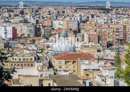 Panoramablick auf die Dächer und Kuppel der Kirche La Caridad, Schutzpatron der Stadt Cartagena, Region Murcia, Spanien, Europa. Stockfoto