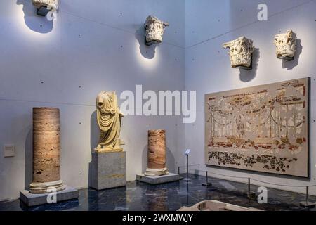 Hauptraum des römischen Theaterkabors von Cartagena mit der Skulptur des Augustus in Gewändern vom Forum Romanum von Carthago Nova und zwei Säulen. Stockfoto