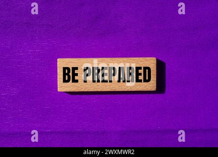 Bereiten Sie Wörter vor, die auf einem Holzblock mit violettem Hintergrund geschrieben sind. Konzeptsymbol. Kopierbereich. Stockfoto