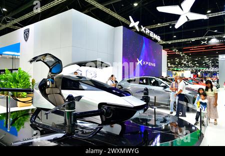 Thailand-27.März 2024: X-PENG stellt interessante Flugfahrzeuge zur Ausstellung. Sie ist wie eine Drohne auf der 45. Bangkok International Motor Show geformt Stockfoto