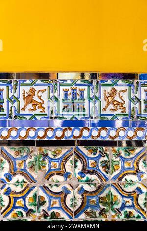 Verzierte Azulejo-Fliesen im Königlichen Alcázar von Sevilla, Spanien Stockfoto