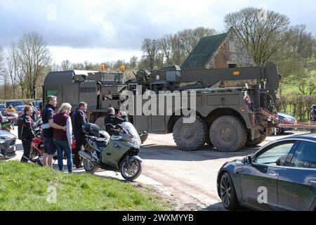 Imber, Großbritannien. April 2024. Die Armee schaffte es, einen Verkehrsstau zu verursachen. Ein geschäftiger Tag in Imber auf der Salisbury Plain. Das Dorf Imber ist in der Regel nicht zugänglich, da es Teil des Army-Trainingsplatzes auf der Salisbury Plain ist. Heute am Ostermontag eröffnet, zieht dieses verlassene und traurige kleine, ruinierte Dorf die Menschenmassen an. Das Dorf wurde im Zweiten Weltkrieg für die Ausbildung der Armee übernommen, mit dem Versprechen, dass es den Vilagern zurückgegeben werden würde, aber das Versprechen wurde nie eingehalten. Quelle: JMF News/Alamy Live News Stockfoto