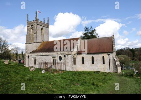 Imber, Großbritannien. April 2024. St. Giles Church. Ein geschäftiger Tag in Imber auf der Salisbury Plain. Das Dorf Imber ist in der Regel nicht zugänglich, da es Teil des Army-Trainingsplatzes auf der Salisbury Plain ist. Heute am Ostermontag eröffnet, zieht dieses verlassene und traurige kleine, ruinierte Dorf die Menschenmassen an. Das Dorf wurde im Zweiten Weltkrieg für die Ausbildung der Armee übernommen, mit dem Versprechen, dass es den Vilagern zurückgegeben werden würde, aber das Versprechen wurde nie eingehalten. Quelle: JMF News/Alamy Live News Stockfoto