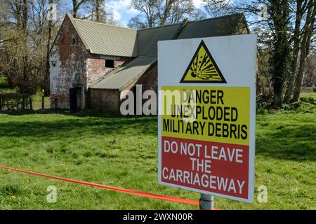 Imber, Großbritannien. April 2024. Ein geschäftiger Tag in Imber auf der Salisbury Plain. Das Dorf Imber ist in der Regel nicht zugänglich, da es Teil des Army-Trainingsplatzes auf der Salisbury Plain ist. Heute am Ostermontag eröffnet, zieht dieses verlassene und traurige kleine, ruinierte Dorf die Menschenmassen an. Das Dorf wurde im Zweiten Weltkrieg für die Ausbildung der Armee übernommen, mit dem Versprechen, dass es den Vilagern zurückgegeben werden würde, aber das Versprechen wurde nie eingehalten. Quelle: JMF News/Alamy Live News Stockfoto