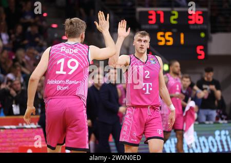 Bonn, Deutschland. 30. März 2024. Till Pape (Bonn), Sam Griesel (Bonn), Telekom Baskets Bonn vs Rasta Vechta, easyCredit BBL, 25. Spieltag, Bonn, 30.03.2024. Quelle: Jürgen Schwarz/Alamy Live News Stockfoto