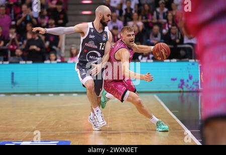 Bonn, Deutschland. 30. März 2024. Tommy Kuhse (Vechta), Sam Griesel (Bonn), Telekom Baskets Bonn vs Rasta Vechta, easyCredit BBL, 25. Spieltag, Bonn, 30.03.2024. Quelle: Jürgen Schwarz/Alamy Live News Stockfoto